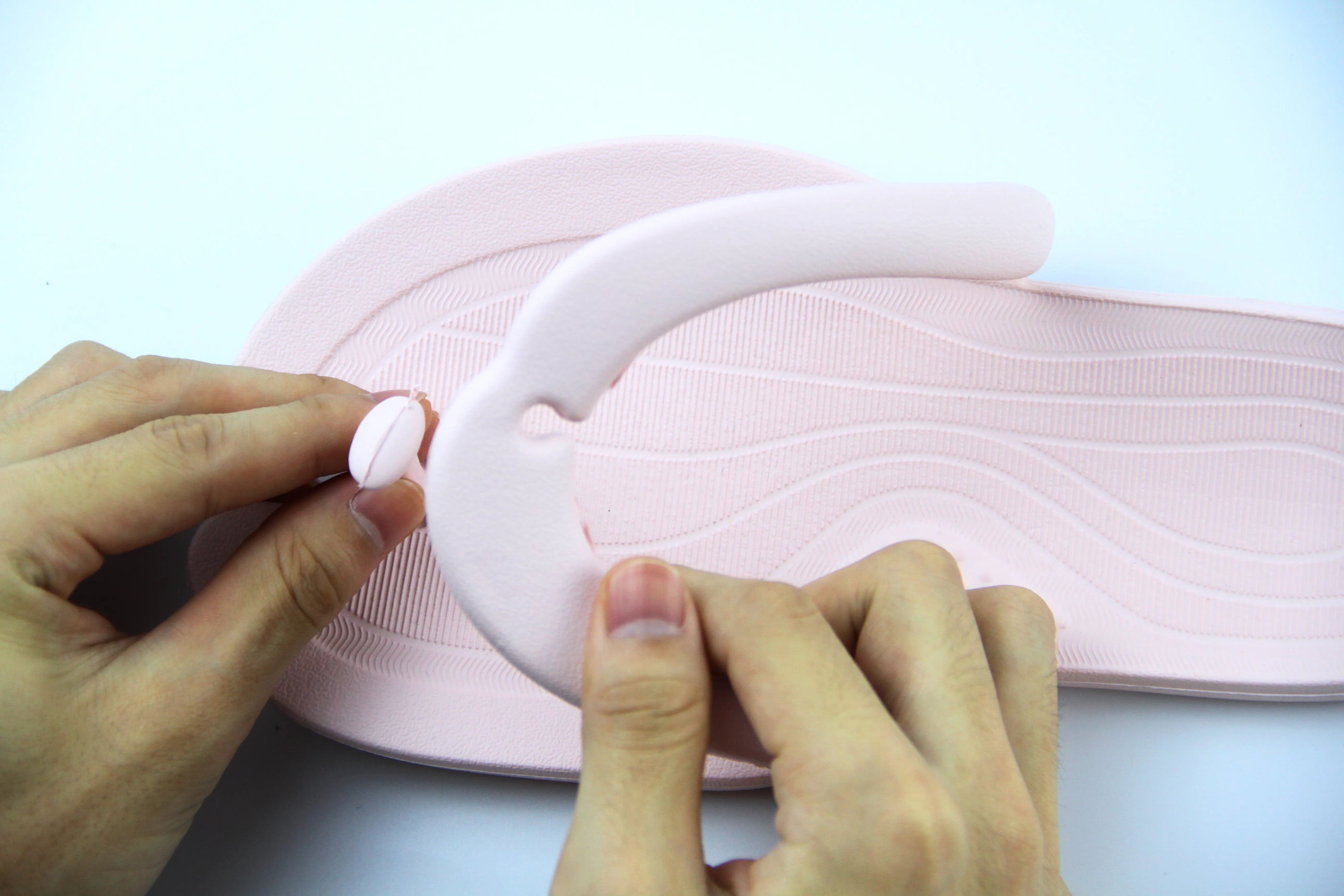 Close-up view of the assembly detail of portable folding slippers, highlighting the secure snap design that allows for easy attachment and detachment. Designed for quick portability and convenience.