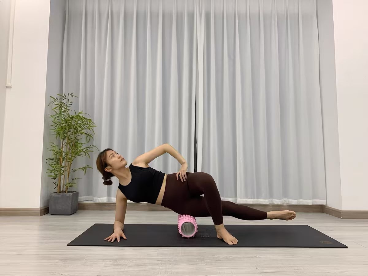 Core workout using the Sportive Lives Foam Roller, perfect for improving strength and balance. A must-have fitness tool for Canadian yoga enthusiasts.